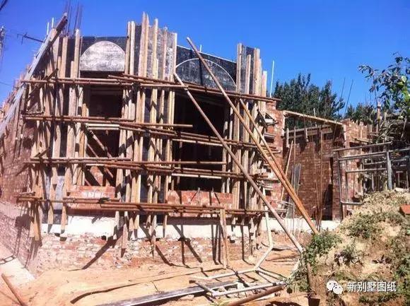 小伙盖三层农村别墅，占地150平米只花不到50万，你觉得怎么样？