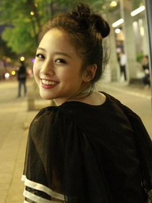 鬼鬼曾被亲妈当摇钱树，忘汇钱被其打到鲜血淋漓，今终于翻身