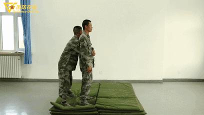 GIF|被背后抱腰怎么破？兵哥教你如何解脱并反击