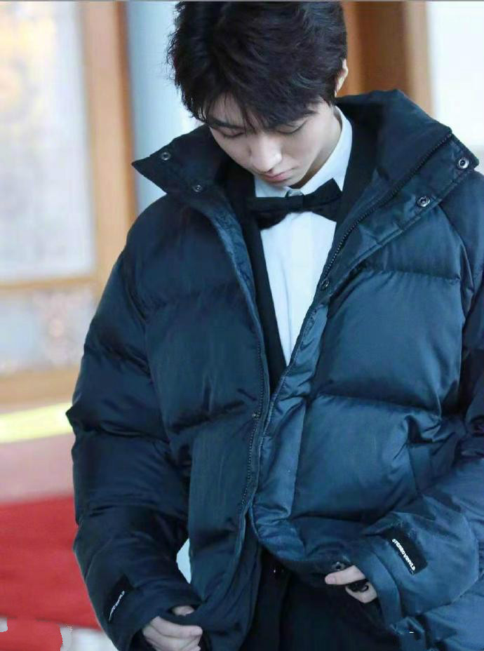王俊凯拉链破洞裤,王俊凯外套秋冬穿搭