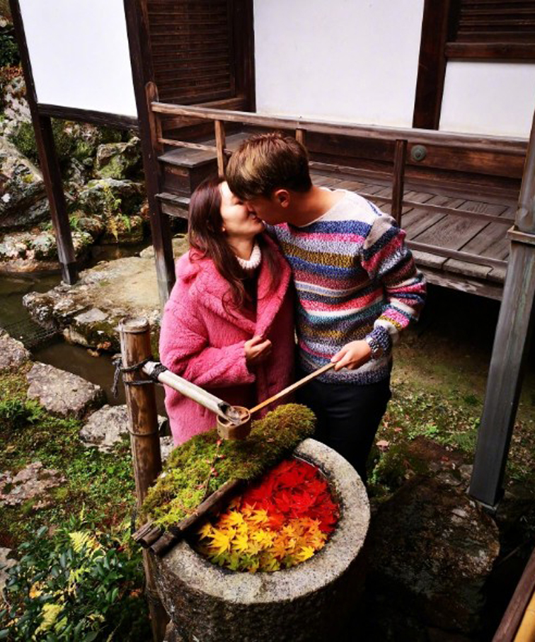 杨旭将狗粮撒到日本！深吻娇妻+盛赞球迷：真是丧心病狂的秀恩爱