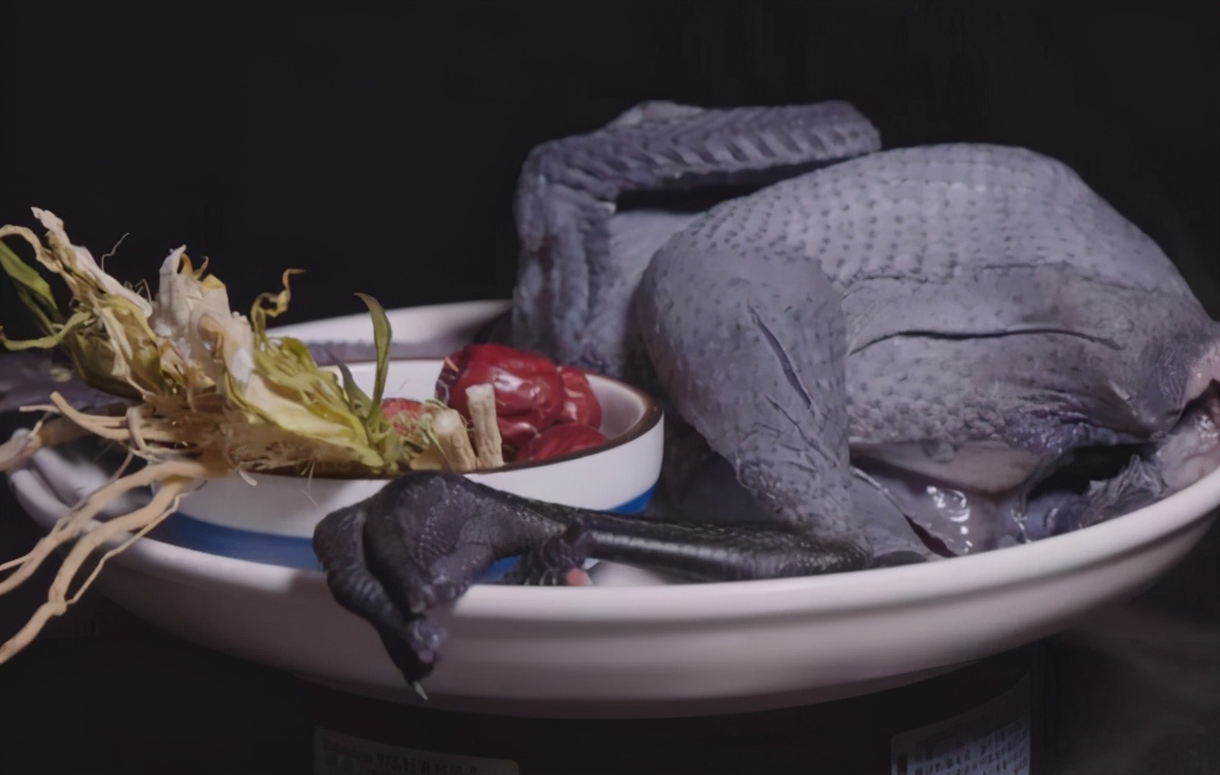 农村小伙养了十只黑鸡,回乡养本地黑鸡的90后小伙