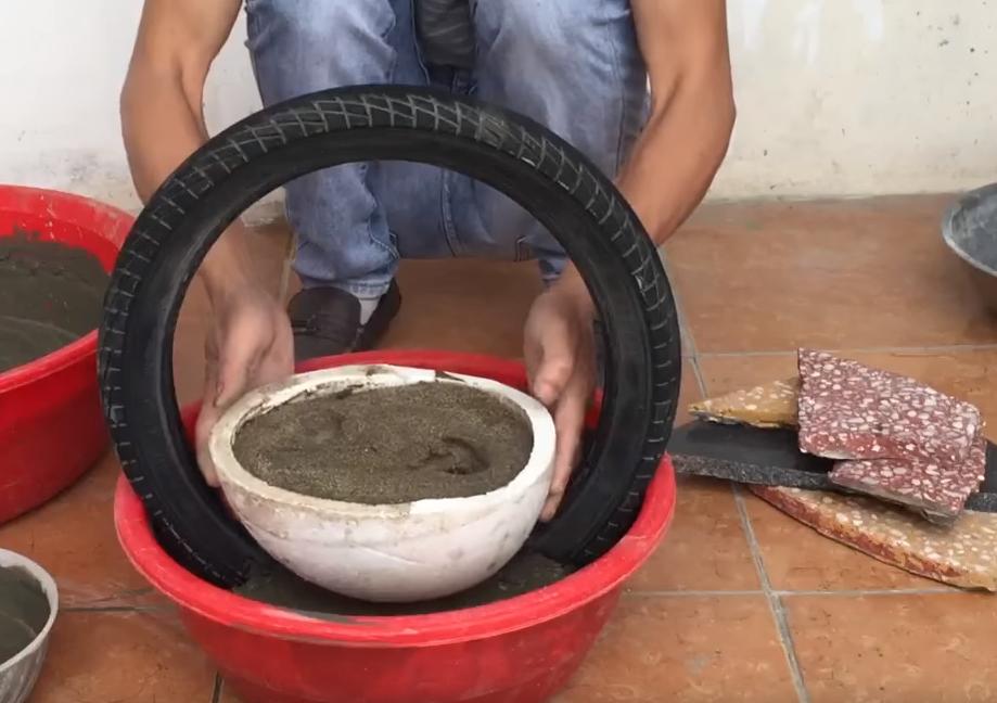 农村老爸把洗脚盆里灌水泥，做了个手提花盆，力气小的人还搬不动