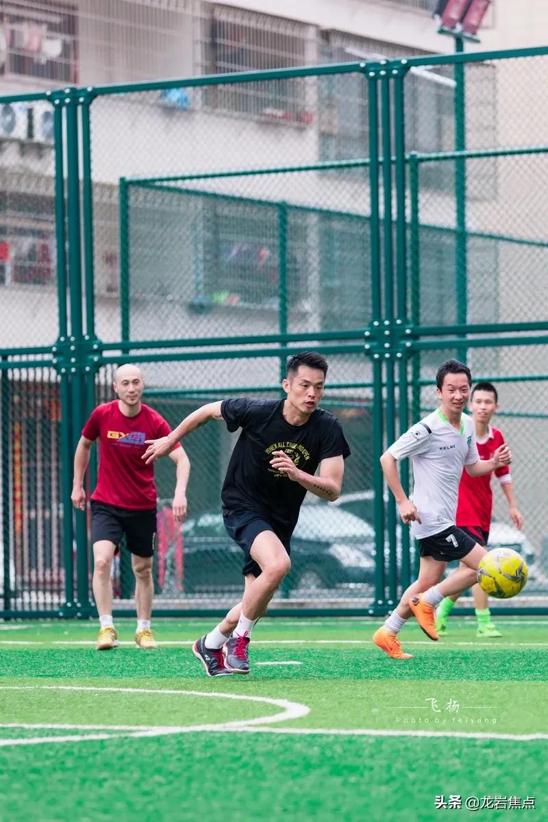 林丹脚踢球,林丹回到球场赢了