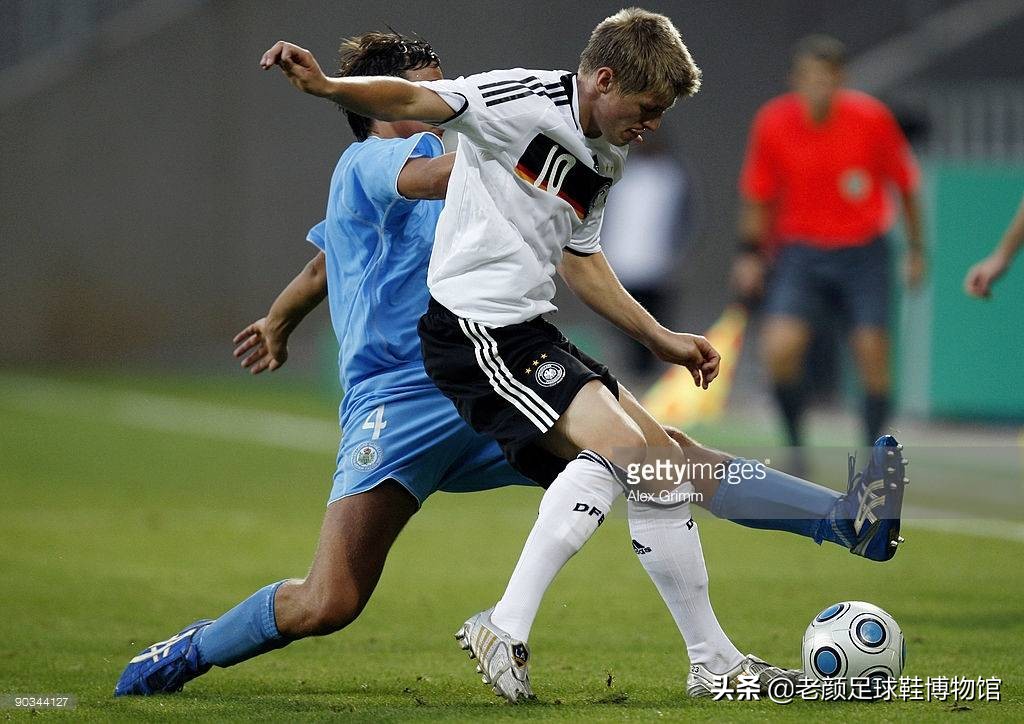 同是穿鞋挑剔的强迫症球星,10年前托尼克罗斯为小贝测试猎鹰鞋