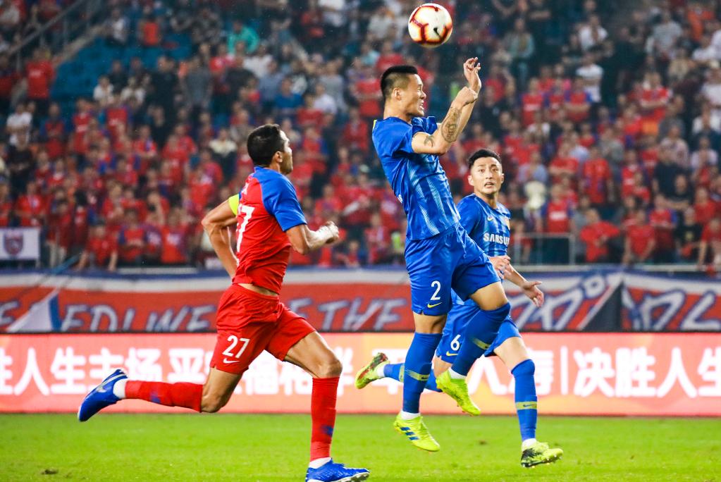 差距!苏宁主帅质疑后卫为什么要开大脚,国脚的答案让他难以置信