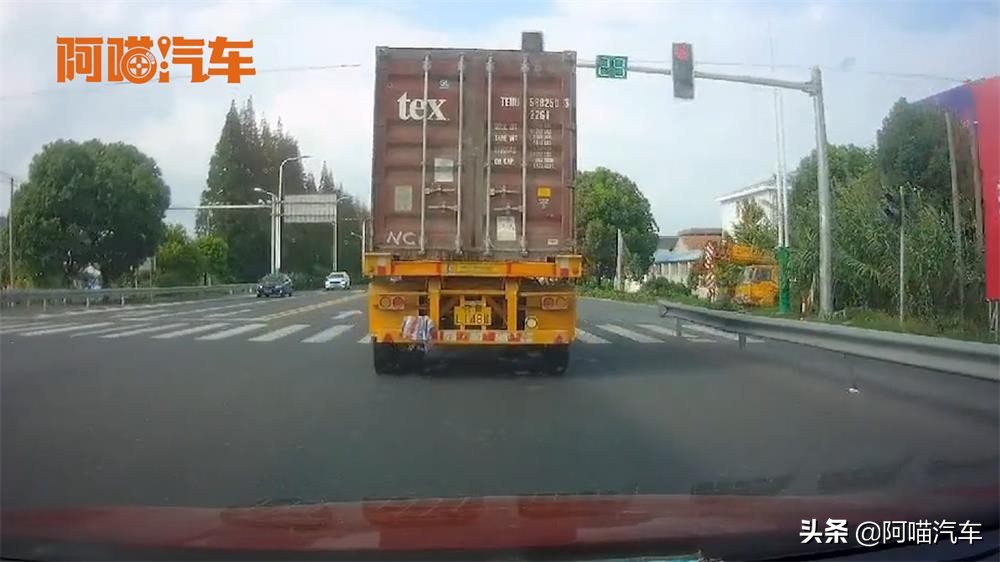 远离大车闯红灯,开车前面有大车闯红灯该如何处理