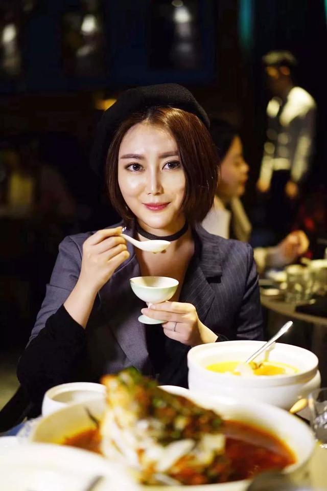 魔都居然也有凤凰古镇了？不用去湖南也能吃到正宗鱼头王！