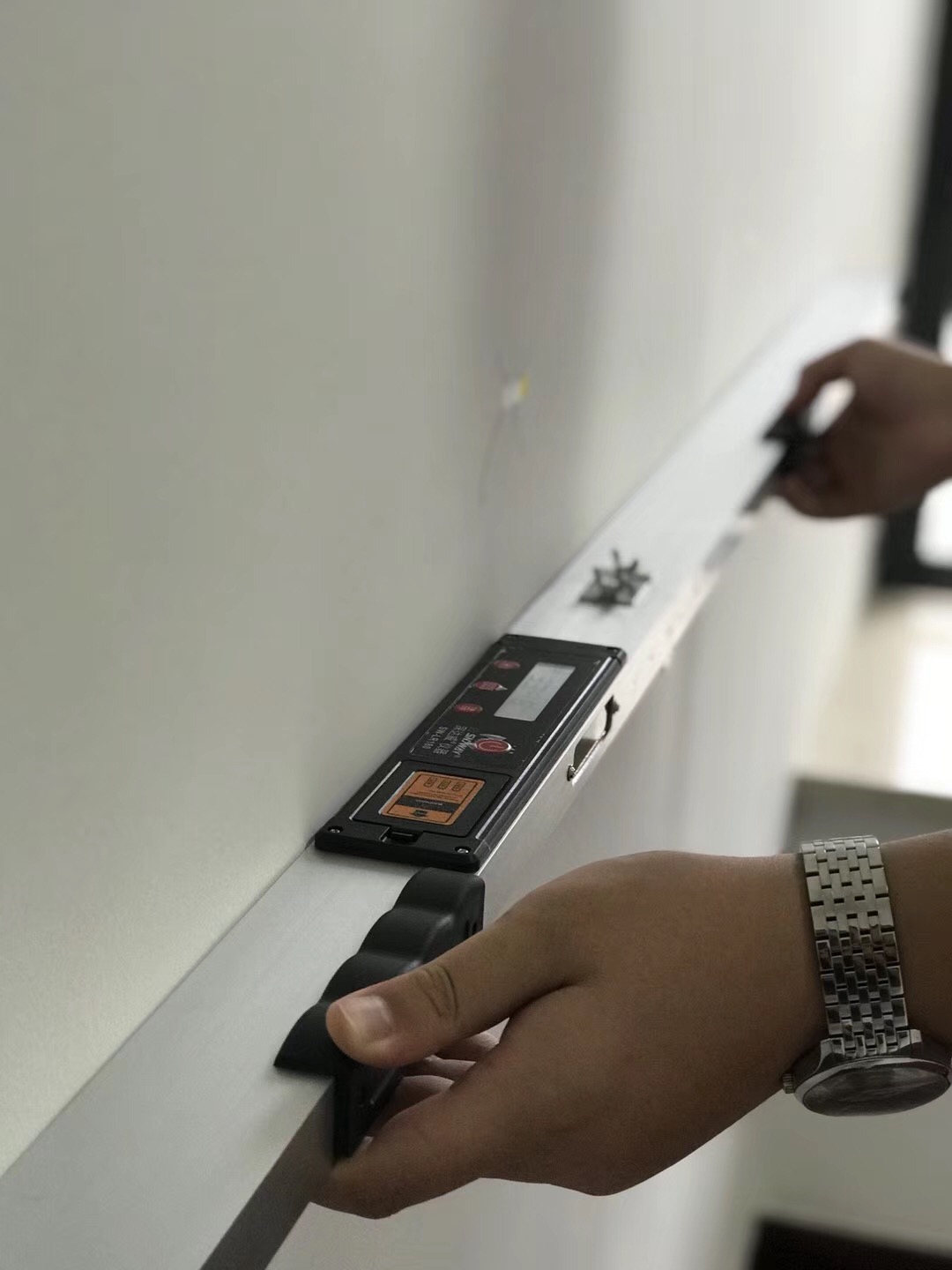 装修墙面上刮腻子好还是刷涂料好,装修墙面刷漆流程视频