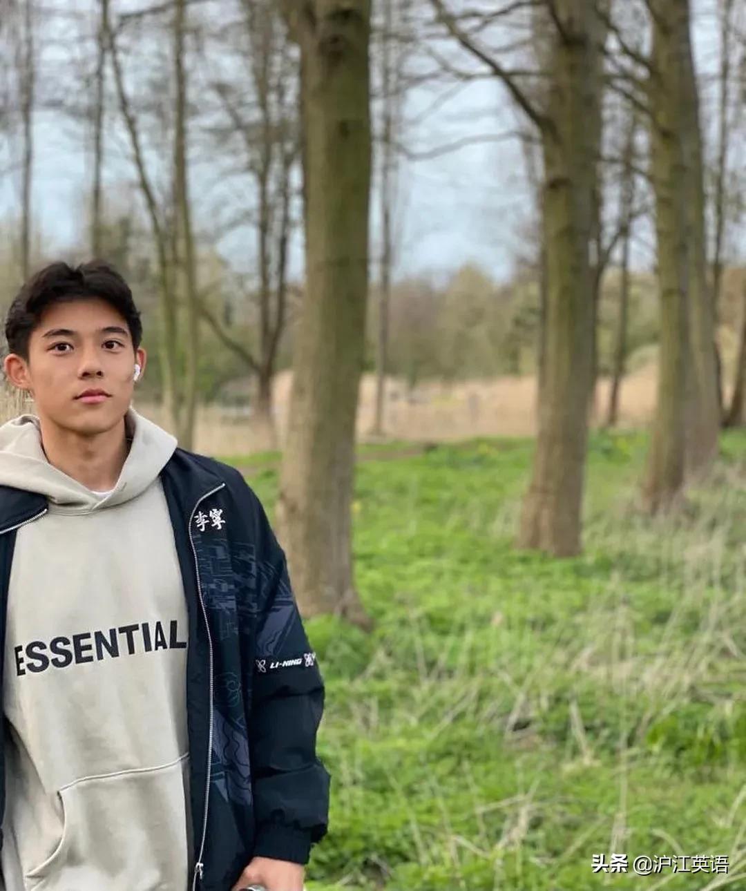 中国足球小将惊艳日本,18岁中国的足球小帅哥