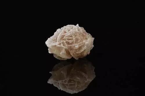 为什么沙漠的石头一定要捡,行走在沙漠为什么看到石头就要捡