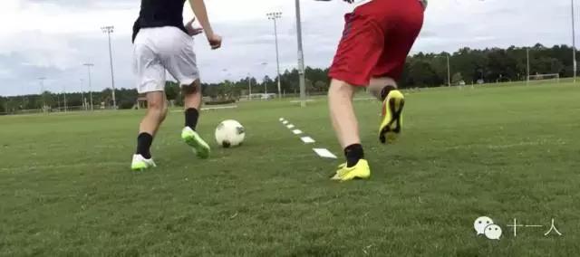 足球背身摆脱技巧教案,足球背身过人实用技巧