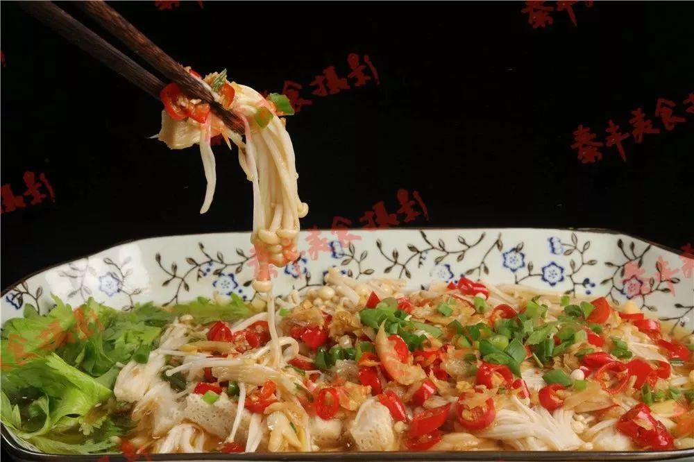 一口吃掉爆辣金针菇这样才叫过瘾,好吃到爆的变态辣金针菇