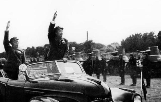 1949年开国大典，毛主席正装之下，穿着4个大窟窿的羊毛衫裤