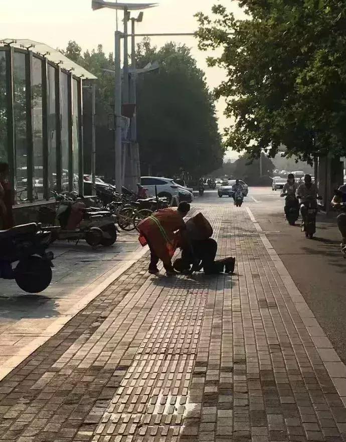 董卿你的站姿就是你的修养,董卿到底有多懂得礼貌