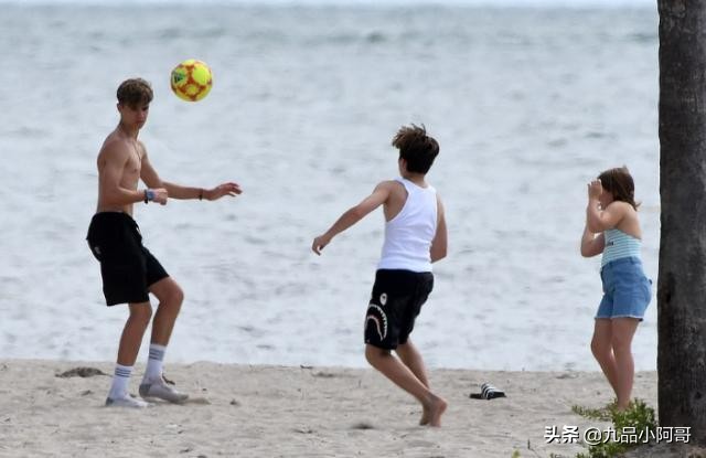 贝克汉姆小七兄妹,小七贝克汉姆踢足球