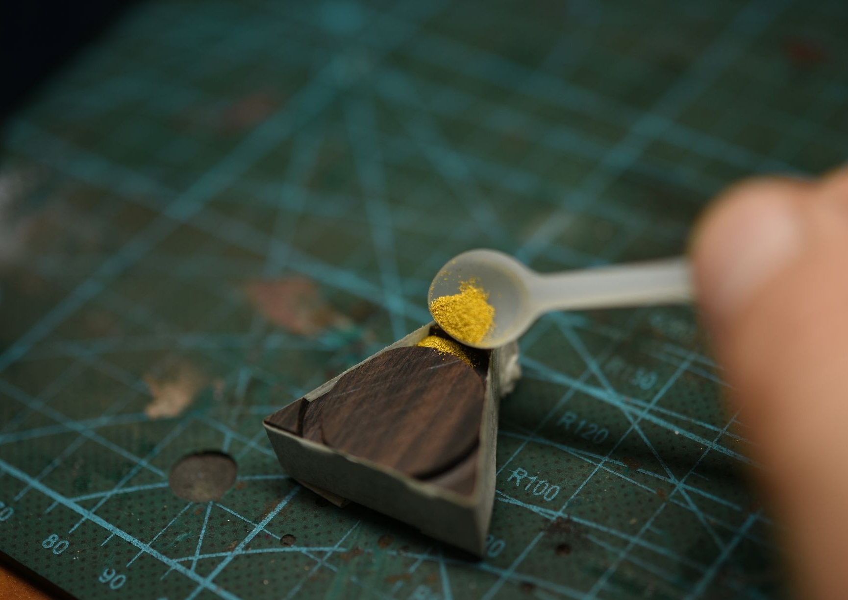 手工制作木质月牙吊坠,手工菱形吊坠的制作方法