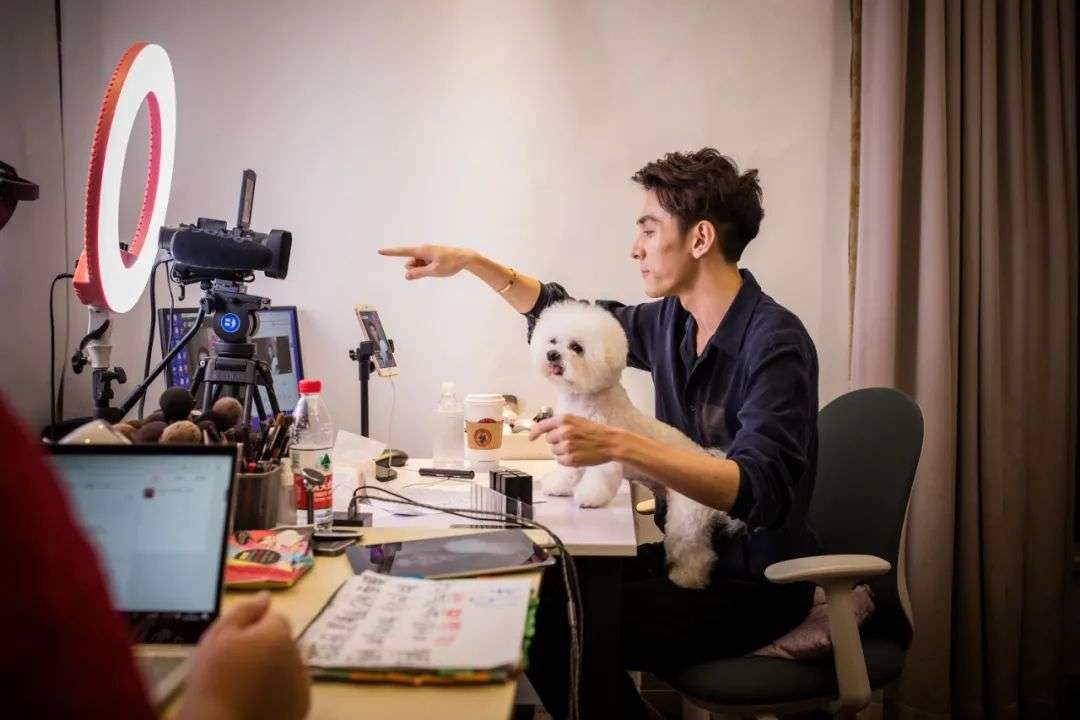 2.5亿人观看，李佳琦一夜卖出107亿元