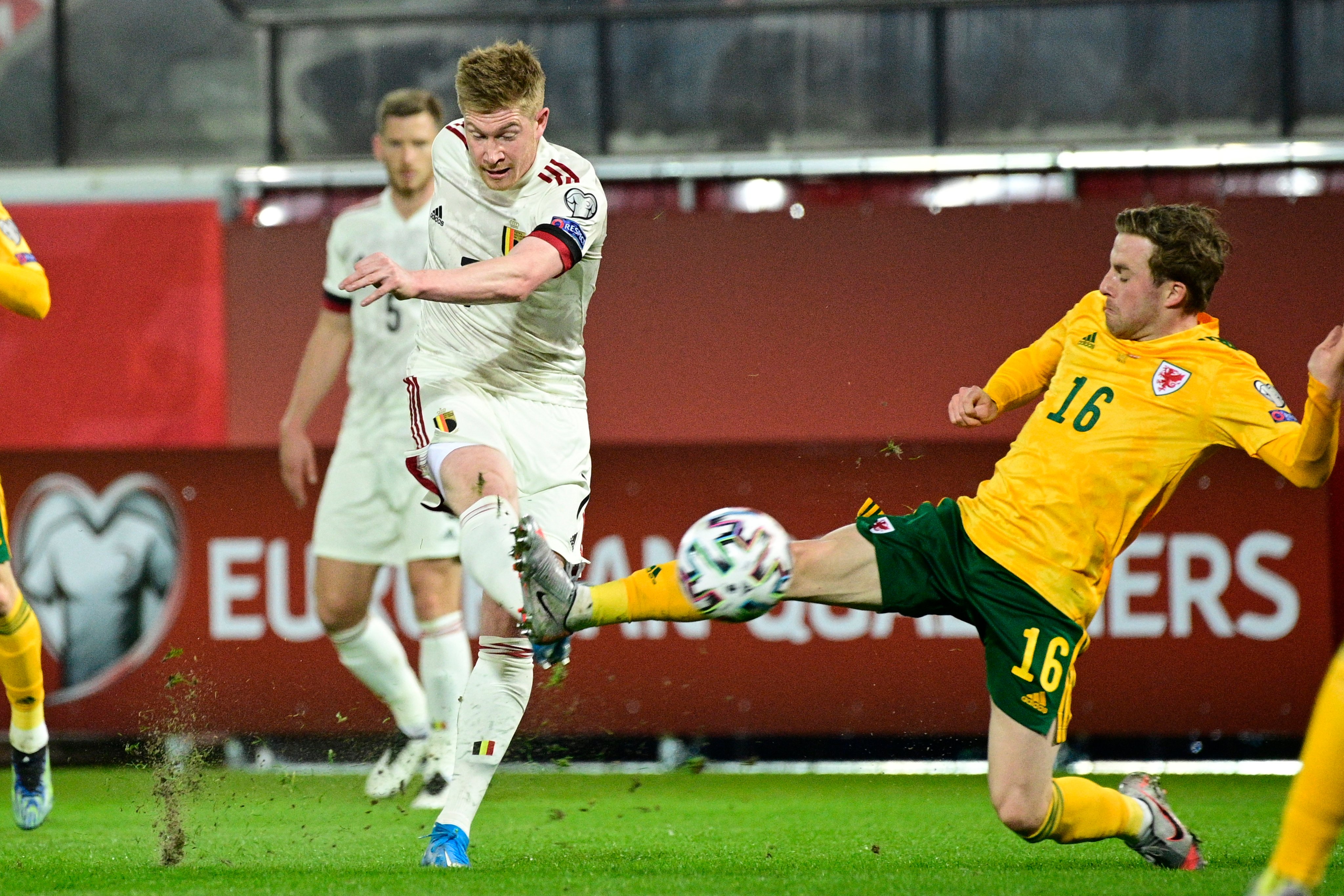 巴萨送点球,巴萨利物浦登贝莱两次踢飞