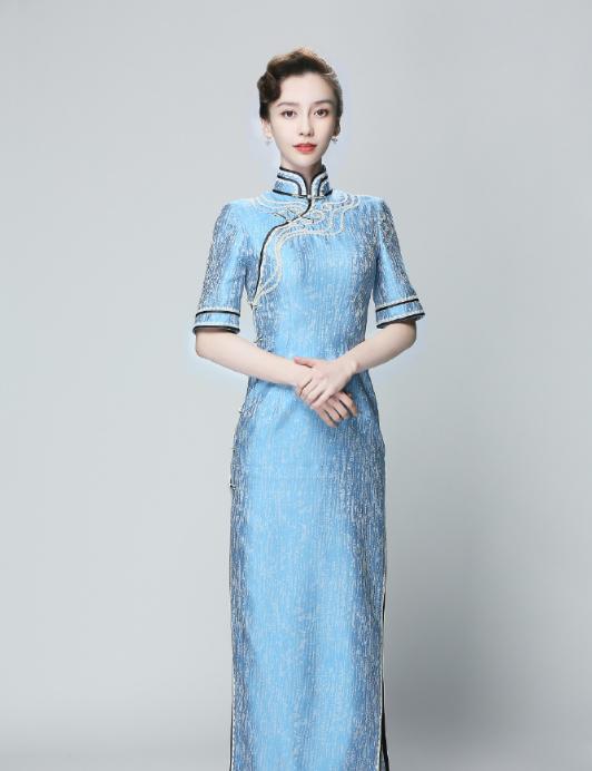 杨颖穿喜庆的红色旗袍染成绿头发,杨颖旗袍造型好美配什么鞋