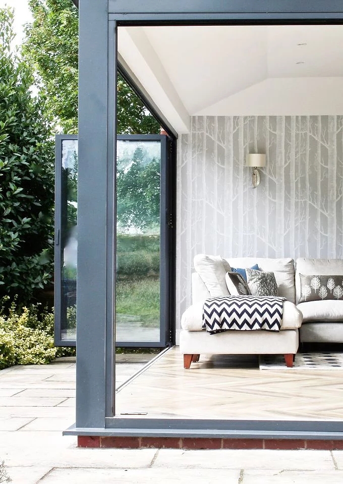 打通客厅与卧室的墙,客厅和阳台一体打通无门垛效果图