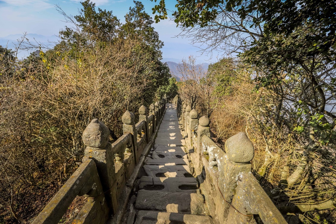 中国的世界文化遗产武当山金顶,悬崖绝壁山水画