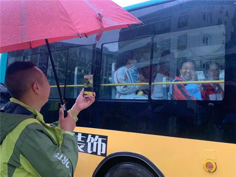 4.5万学子雨中赶考暖心镜头再现→