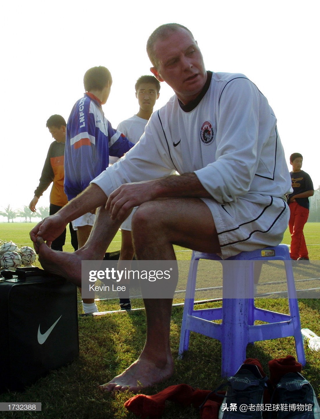 破产酒鬼的球鞋拍卖值6万，加图索的恩人名字成为香港路名