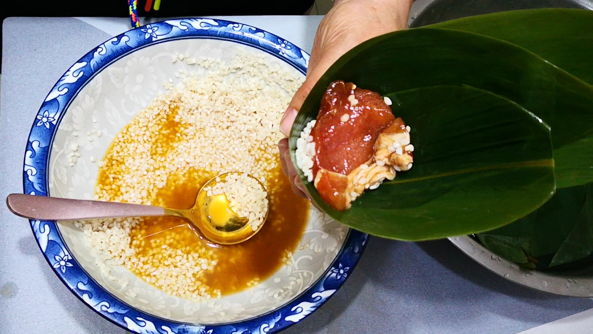 包肉粽子时，最忌泡完米直接就包，多加1步，粽子更香更好吃