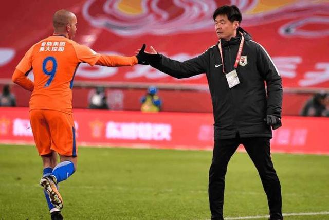 人物深度｜突围！“双面人”李霄鹏如何在崇洋的中超活出土味