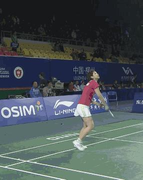 羽毛球正反手跨步跳球的挥拍动作,羽毛球挥拍技巧以及注意事项