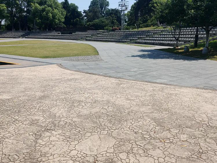 曾作为禁地，与外界隔绝二百六十多年的“玄武湖”，今日锣鼓喧天