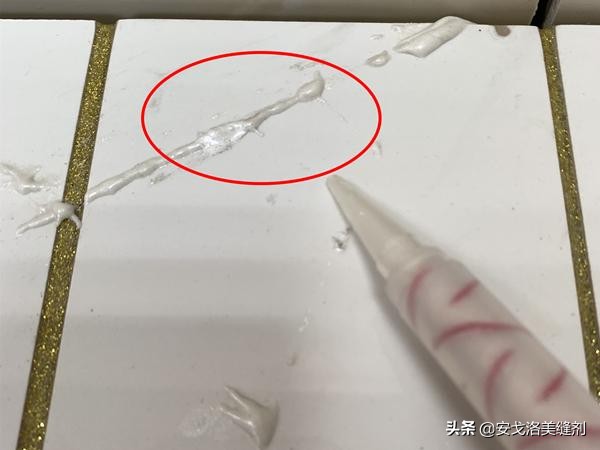 地板美缝剂多久清理周边胶,地板有美缝剂如何清理