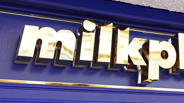 milk+总店终于回归,电光蓝「水桶泰奶」上线