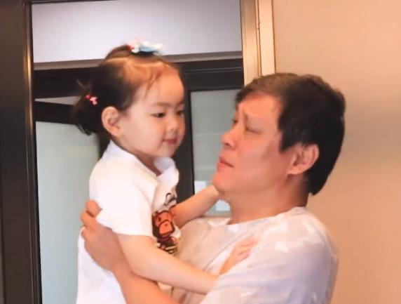 上海国脚集体看望恩师徐根宝！一起喝娃哈哈，范志毅仅坐第6排？