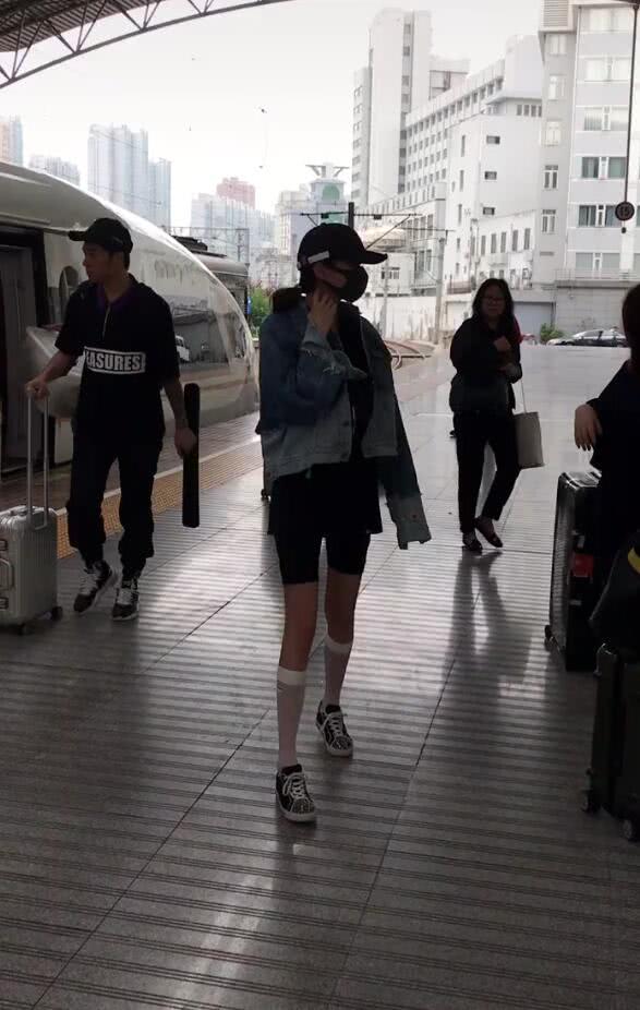 关晓彤反戴鸭舌帽,关晓彤戴着口罩