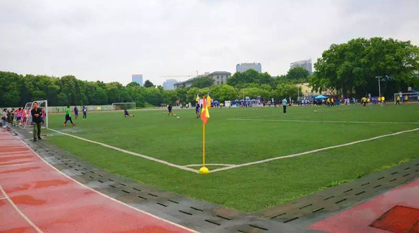 一件有趣的事踢足球鞋子踢掉了,一件有趣的事打篮球作文