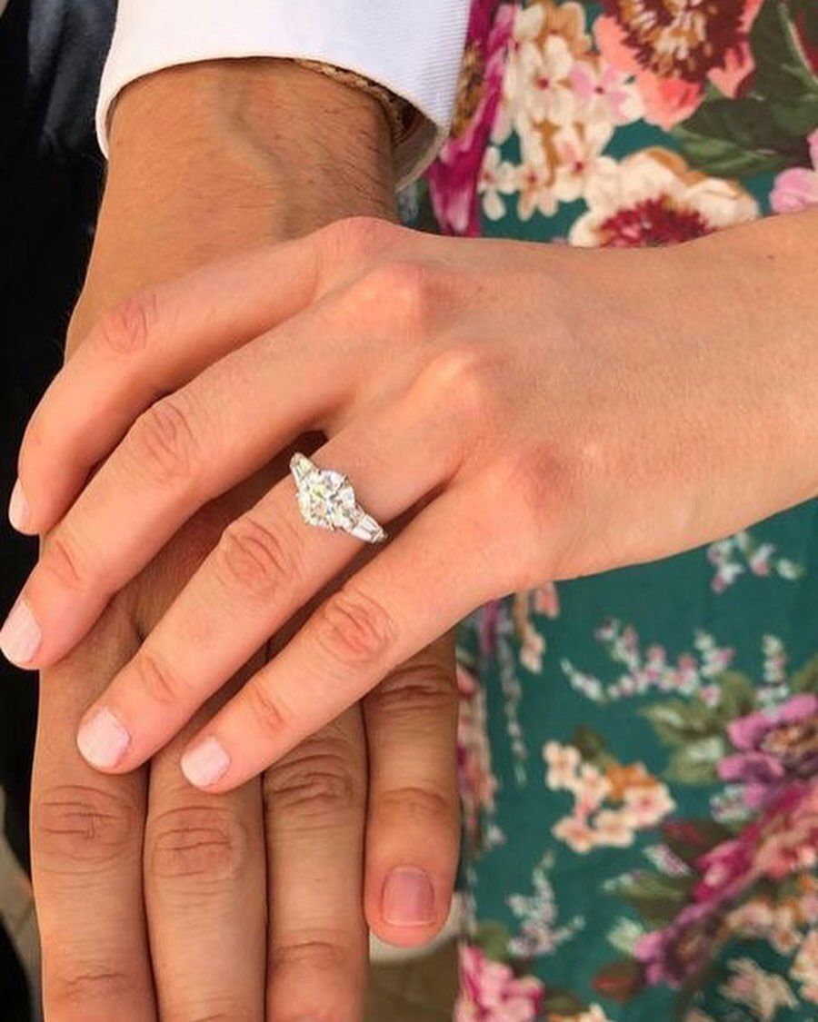 碧翠丝公主外出购物衣品见长,黑西装很有型,借百褶裙巧妙遮孕肚