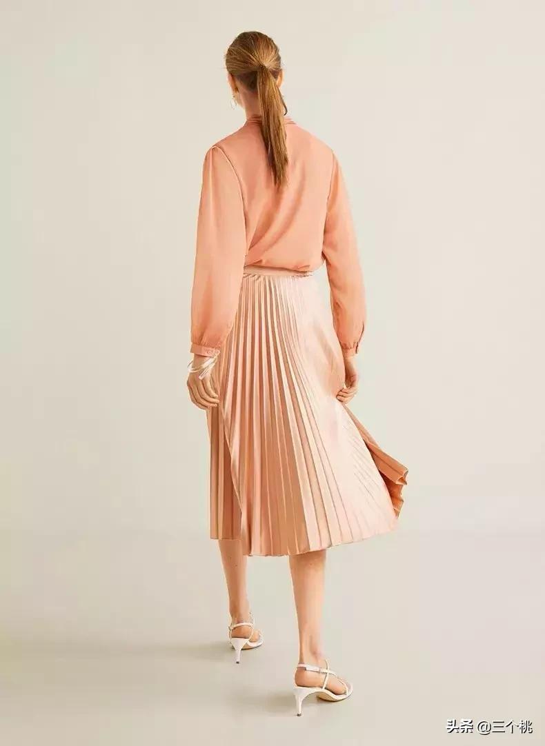今年流行的裙子不穿高跟鞋,穿今年最流行的裙子