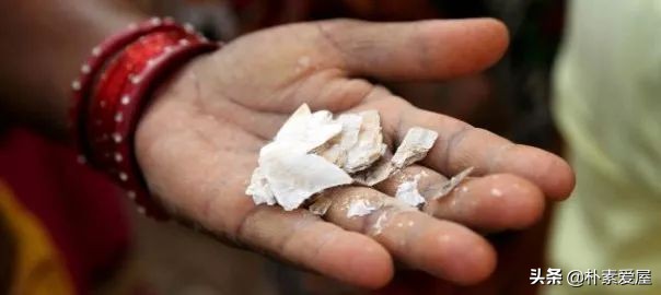 残酷真相：你包里的高光眼影，是无数4岁孩子拿命换的