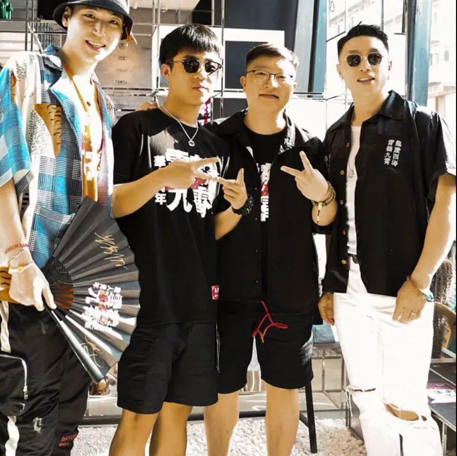 李宁首次亮相时装周,李宁展示衣服