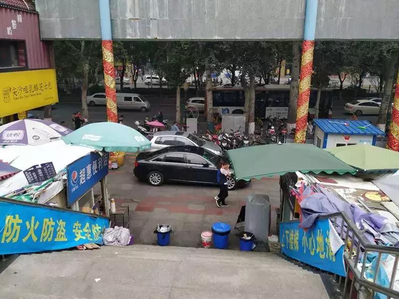 刺纹身脚踩松糕鞋那些年小寨百汇里西安80、90后的非主流青春