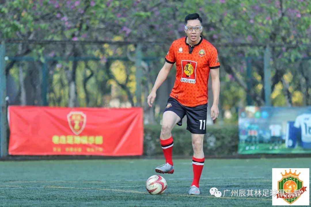 足球运动员为抗击疫情献力,疫情不隔离关爱