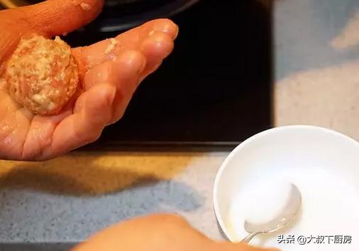 淮扬菜系的特色菜红烧狮子头,红烧狮子头荸荠淮扬菜