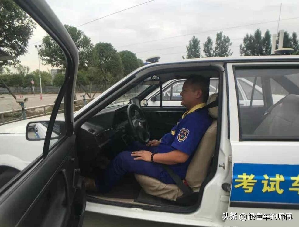 科目二对线闭一只眼睛看点准吗,科目二侧方停车最准的方法图解