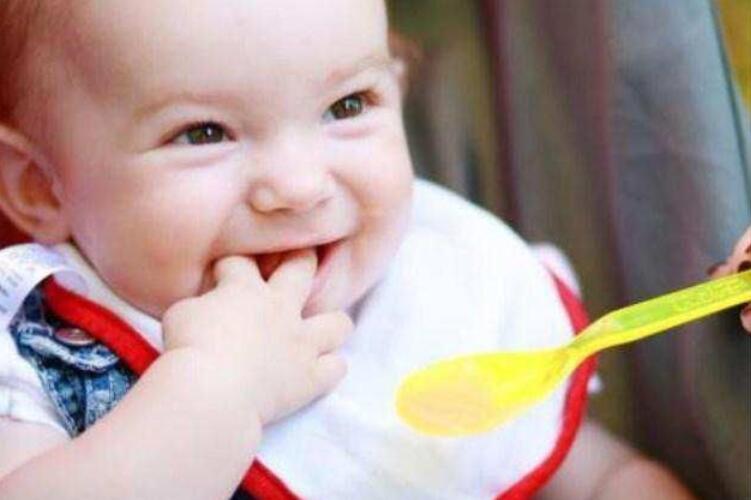 五月龄宝宝可以添加辅食吗,早产儿添加辅食是要按矫正月龄么
