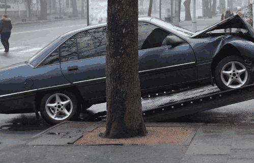 别人刮到你的车逃逸咋办？这3招任用其一，对方就得马上赶回来