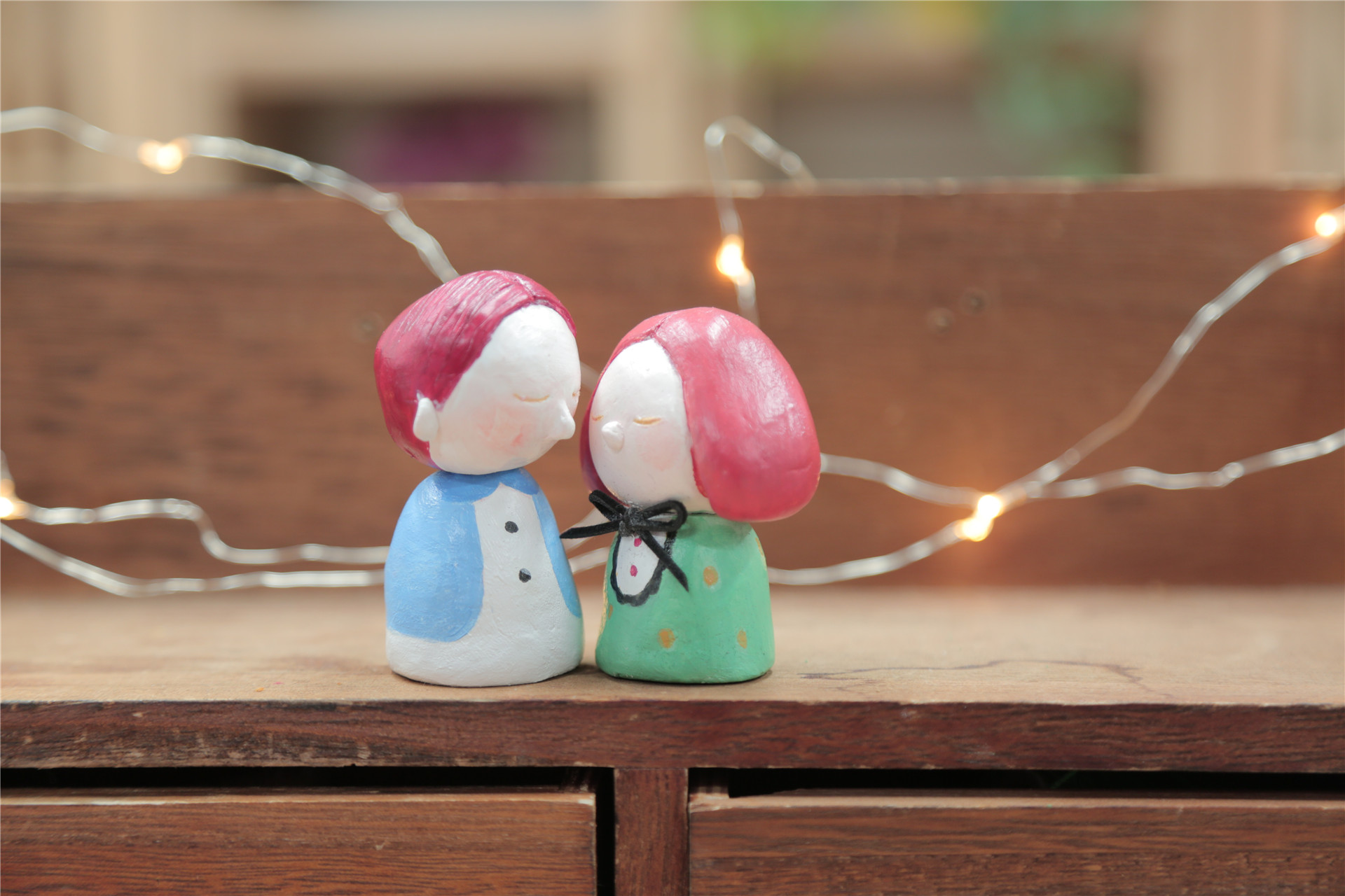 捏几块可爱的粘土,用粘土制作可爱小男孩