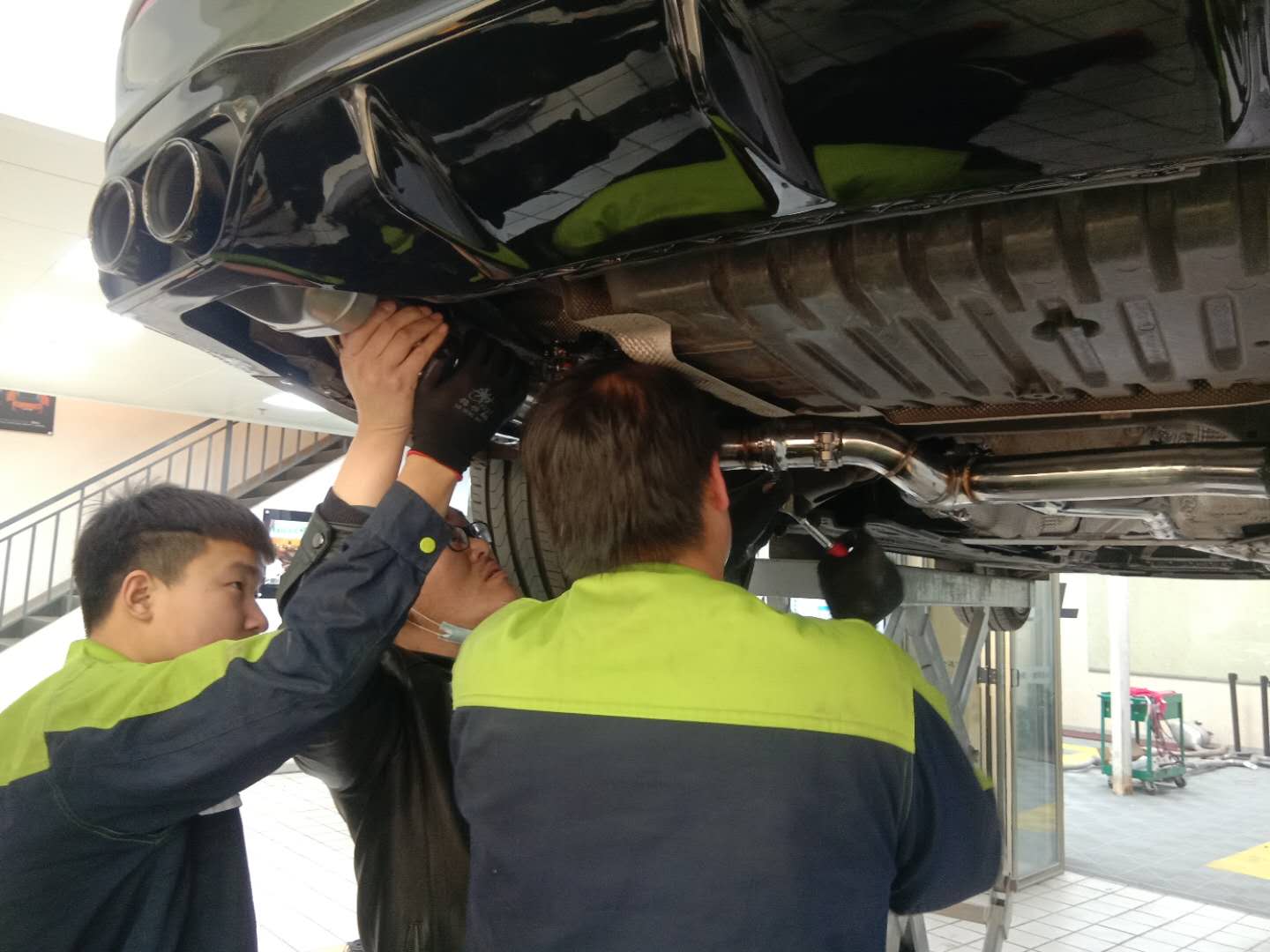 奔驰e300豪华版2024改后排气,天津市金道百世汽车用品