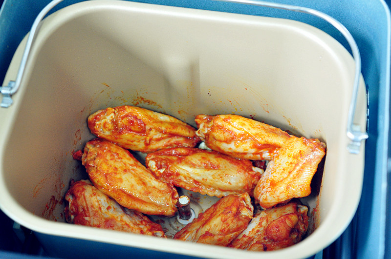 鸡翅放进面包机，然后就等吃了，不怕油星四溅，更不担心烤糊烤焦